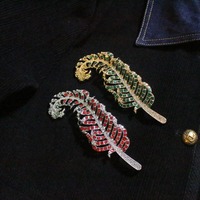 Bros Pin Bulu Bunga Kristal Merah Vintage Elegan, Perhiasan Cantik Berkelas, Hadiah untuk Wanita
