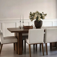 Table à manger rectangulaire en chêne, style luxe discret et minimaliste, avec base en bois massif, idéale pour les projets de villas haut de gamme