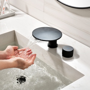 <span class=keywords><strong>Rubinetto</strong></span> da Bagno Nero Opaco a Tre Fori <span class=keywords><strong>con</strong></span> Disco Rotondo, Bocca a Goccia, Maniglie a Tamburo Zigrinato, Montaggio su Piano, Acqua Calda e Fredda - Product Image 4