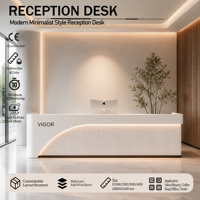 Bureau d'accueil moderne et minimaliste blanc mat avec grille ajourée, idéal pour les cliniques de médecine esthétique, les entreprises