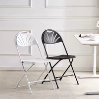 Chaise pliante moderne et confortable en plastique pour événements extérieurs et hôtels, fournie directement par l'usine