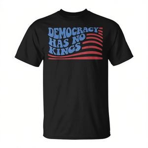 La democrazia non ha re T-shirt con bandiera americana per il 4 luglio - Product Image 2
