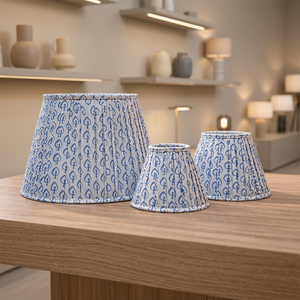 Abat-jour en viscose et lin avec motif géométrique en forme de cœur bleu |   Abat-jour plissé en tissu imprimé blanc et bleu |   Table décorative, sol - Product Image 4
