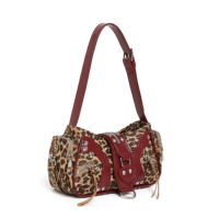 Tas Selempang Vintage Leopard Punk dengan Aksen Stud Perak, Trim Merah Kontras, dan Ritsleting Multi Sisi, Tas Tangan Streetwear