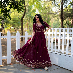 Robe Anarkali longue brodée bordeaux pour femme, tenue traditionnelle indienne et pakistanaise pour mariage, coupe ample en polyester - Product Image 1