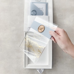Tarjeta de invitación de boda de acrílico de lujo con diseño en lámina dorada y sello de monograma en caja rígida - Product Image 1