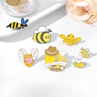 Badge de robe en émail dur, dessin animé mignon petite guêpe lettre épingle personnalisé mini abeille broche en émail