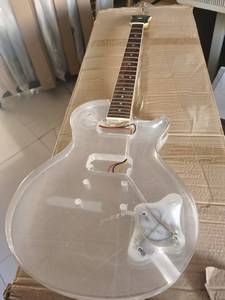 Tamamen şeffaf akrilik malzemeden yapılmış yüksek kaliteli bir elektro gitar - Product Image 5