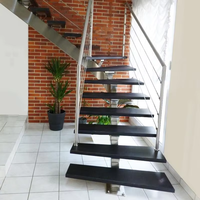 Escalier moderne en bois, marche triangulaire, escalier métallique, barre, balustrade, escalier mono poutre