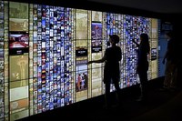 Proyektor dinding foto layar sentuh sistem Hologram logam interaktif kustom dengan perangkat lunak Video pengalaman iklan mendalam