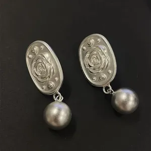 Pendientes Daidan colgantes, pendientes de rosas, pendientes de rosas de latón grabables chapados en plata mate con flores