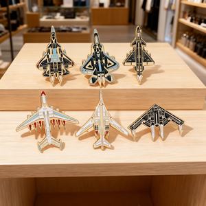 Épinglette créative en forme de navette spatiale, badge émaillé personnalisé, accessoire de décoration pour vêtements et sacs en métal - Product Image 1