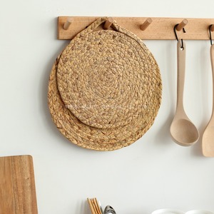 Placas de cargador redondas tejidas a mano tejidas con paja de algas marinas, diseño de plantas estampadas ecológicas desechables para bodas - Product Image 4