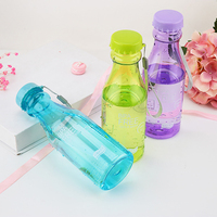 Bouteille d'eau gazeuse en plastique sans BPA 550 ml avec paille, bouteille d'eau en plastique transparente comme cadeau