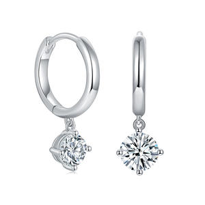 ต่างหูเงินแท้ประดับมอสซาไนต์ 0.5 กะรัต VVS รูปดอกไม้ พร้อมหินซิลิคอน - Product Image 1