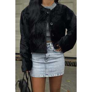 Chaqueta Negra con Detalle de Botones para Mujer - Product Image 4