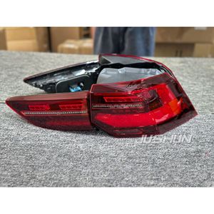 VW 21-24 Golf 8 Luces de conducción LED de gama alta Señales de giro Modificación de montaje de luz trasera en blanco y negro con lente transparente - Product Image 1