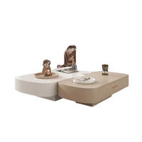 Table basse de luxe bicolore en bois organique avec tiroirs de rangement à hauteur décalée, couleur crème beige, sur mesure pour salon