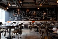 Ensembles de canapés et de tables en bois modernes pour restaurants, salons extérieurs, restaurants de restauration rapide, hôtels et autres espaces commerciaux.