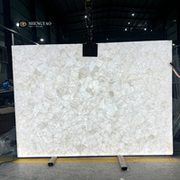 Buffet en pierre translucide en cristal blanc rétro-éclairé de luxe dalle de comptoir en quartz et planche à dosseret