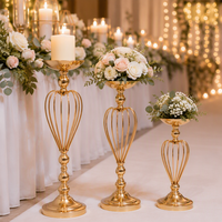 Chandelier doré de style européen avec design Cœur, Trophée et Couronne, également pot de fleurs de table et marqueur d'allée pour la décoration de mariage et de fête