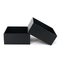 Boîte cadeau pliable en carton ondulé noir et orange imprimée, avec options de finition brillante, mate, gaufrée et dorée