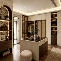 Système de dressing intégré moderne et réglable de qualité supérieure avec étagères ouvertes éclairées par LED pour dressing de villa
