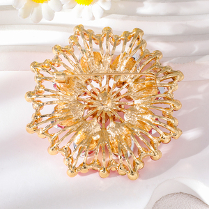 Broche de diseñador de lujo personalizado para mujeres niños perla diamantes de imitación mariposa cristal Rosa corona para bodas hecho de aleación - Product Image 5