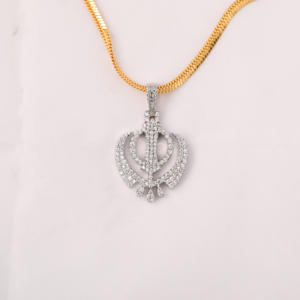 Colgante Estético con Forma de Logotipo de la Religión SIKH con Pequeños Diamantes Redondos Cultivados en Laboratorio en Oro Sólido de 18 Quilates para Todas las Ocasiones Unisex - Product Image 1