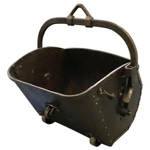 Cubo para carbón de hierro antiguo estilo rústico con diseño artesanal de herrero tradicional para chimenea y hoguera exterior - Product Image 4