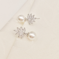 Boucles d'oreilles pendantes tendance en laiton avec perles, zircone cubique marquise et motifs feuille et fleur pour femme, idéales pour mariage romantique et fête nuptiale