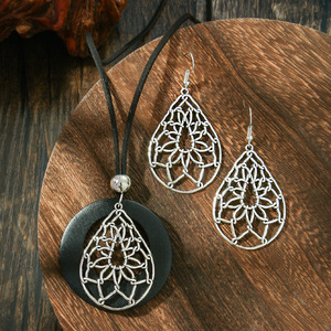 Collier pendentif géométrique avec anneaux plaqués argent antique et base en bois, bijoux de mode pour femmes - Product Image 4