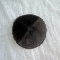 Kippah de Terciopelo Alemán Premium con Bordado Personalizado e Impresión Interior, Kippa Personalizada para Bar Mitzvah y Bodas