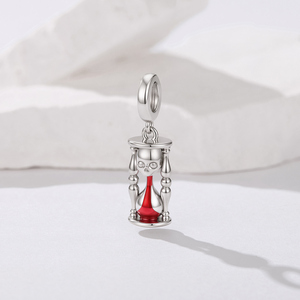 Pendentif squelette sablier mignon en zircon plaqué argent avec émail rouge, style néo-gothique, cadeau unisexe, bijoux en alliage de laiton - Product Image 2