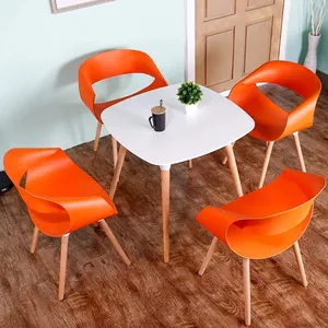เก้าอี้พลาสติกสำหรับร้านอาหารขาไม้สีสันสดใสทันสมัยและเรียบง่ายพนักพิงหลังสุดสร้างสรรค์