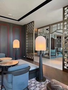 โคมไฟตั้งพื้นหินอ่อนในห้องรับรองผู้บริหารโรงแรมดุสิตธานี แบงกอก ศิลปะล็อบบี้โรงแรมสไตล์วินเทจสุดหรู - Product Image 4