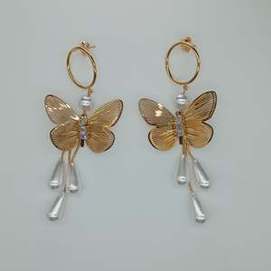 Pendientes de Moda con Diseño de Mariposa Chapados en Oro con Perlas Colgantes para Mujer - Product Image 1