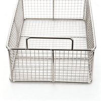 Panier en acier inoxydable robuste avec couvercle à compression, disponible en différentes tailles de mailles.