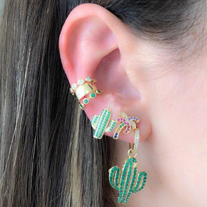 <span class=keywords><strong>Orecchini</strong></span> Pendenti a Forma di <span class=keywords><strong>Cactus</strong></span> con Micro Pavé di Zirconia Cubica Verde Placcati Oro, Novità Estate 2023 - Product Image 2