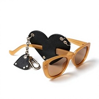 Vente en gros Nouveauté 2026 Clip de lunettes en cuir PU Saffiano en forme de cœur, porte-lunettes portable, porte-clés, usine OEM