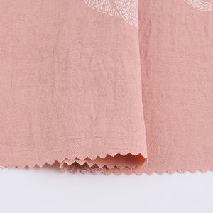 YVES <span class=keywords><strong>japonais</strong></span> feuille de bananier motif imprimé tissé rose uni teint extensible Cey crêpe froissé <span class=keywords><strong>tissu</strong></span> pour vêtement - Product Image 3