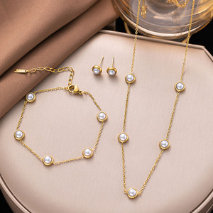 HOVANCI Bijoux Minimalistes en Acier Inoxydable Plaqué Or PVD 18K <span class=keywords><strong>Collier</strong></span>, Bracelet <span class=keywords><strong>et</strong></span> Boucles <span class=keywords><strong>d</strong></span>'Oreilles en Perles de Haute Qualité pour Femme - Product Image 1