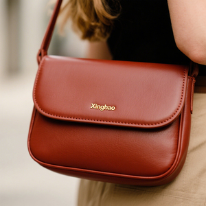 Сумка через плечо из натуральной кожи с логотипом из золотой фольги - Product Image 3