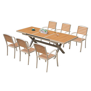 Ensemble de jardin, table extensible d'extérieur avec 6 chaises, structure en aluminium, style bois plastique, design contemporain, résistant aux intempéries - Product Image 1
