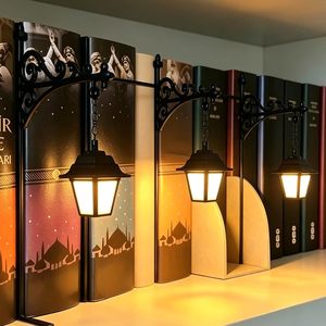 โคมไฟโลหะแบบดั้งเดิม LED แสงสีขาวอบอุ่น สำหรับวางหนังสือ ตกแต่งบ้าน ใช้เป็นไฟอ่านหนังสือ หรือไฟกลางคืน - Product Image 1