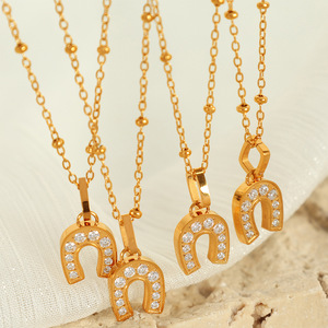 Collier pendentif en zircon en forme de U avec chaîne dorée pour femme, bijou cadeau, serti pavé, en alliage de zinc, collier tendance - Product Image 1