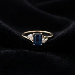 Bague classique en saphir bleu naturel et diamants naturels, avec accent émeraude, pour mariage, en or jaune 14 carats, bijoux fins - Product Image 1
