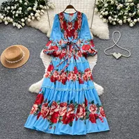 Robe élégante à taille haute, coupe ajustée, manches longues, col en V, disponible en plusieurs imprimés, idéale pour les vacances et les occasions spéciales, vente en gros
