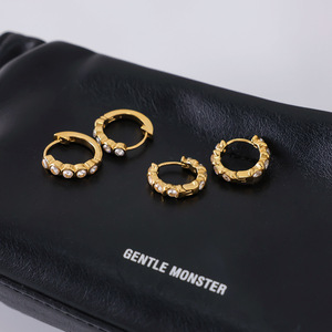 Pendientes Huggie de Oro de 18K y Acero Inoxidable con Zirconia Redonda Engastada en Bisel, Joyería de Moda - Product Image 4
