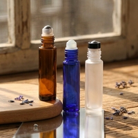 Bouteilles en verre dépoli transparent/ambre/bleu de 5 ml et 10 ml avec bouchons dorés/argentés/noirs et applicateur à bille en acier inoxydable pour huiles essentielles et parfums